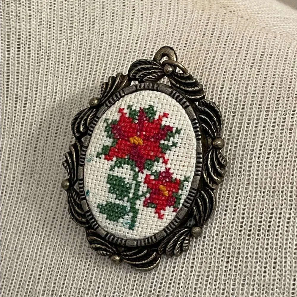 Vintage Creative Circle Counted Cross Stitch # 2266 Poinsettias Brooch 1982